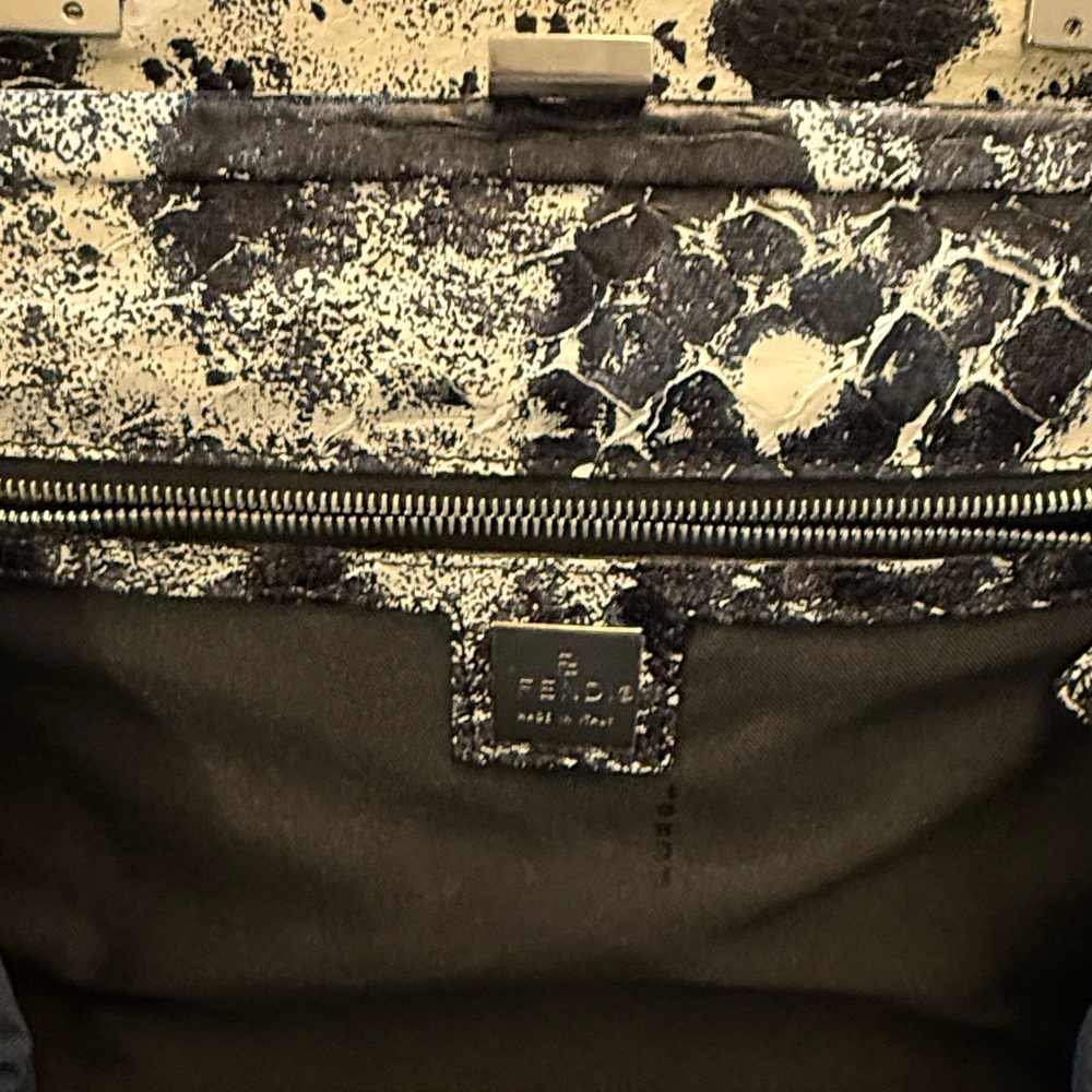 Fendi black and white calf skin embossed patterned shoulder bag - Picture 5 of 9